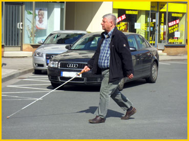 Eindeutige Situation: der blinde Verkehrsteilnehmer kann sicher die Straße überqueren.